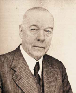 Älterer Herr im Streifenanzug.