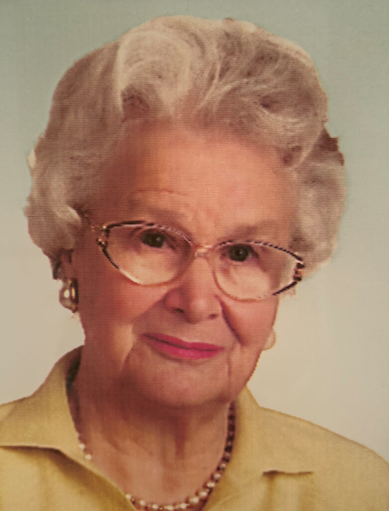 Silbernes Haar, Perlenkette, gelbe Bluse.