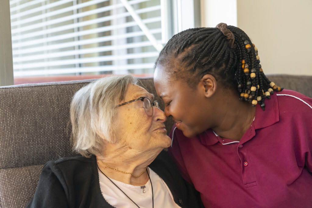 Zärtliche Verbundenheit zwischen zwei Generationen.
