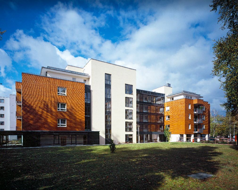 Holzfassade trifft modernes Glasdesign.