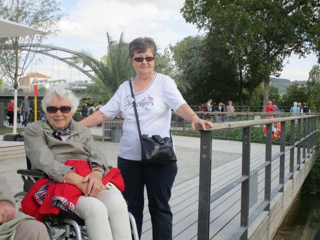 Zwei Frauen genießen sonnigen Tag.